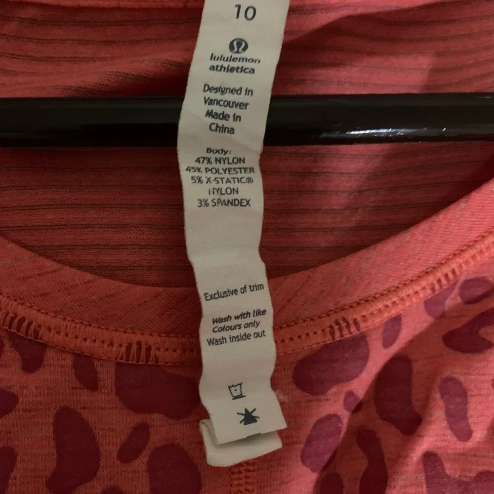Lululemon Women’s T-shirt - Picture 3 of 4